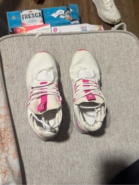 On-Cloud Women’s Running Shoes Size 6